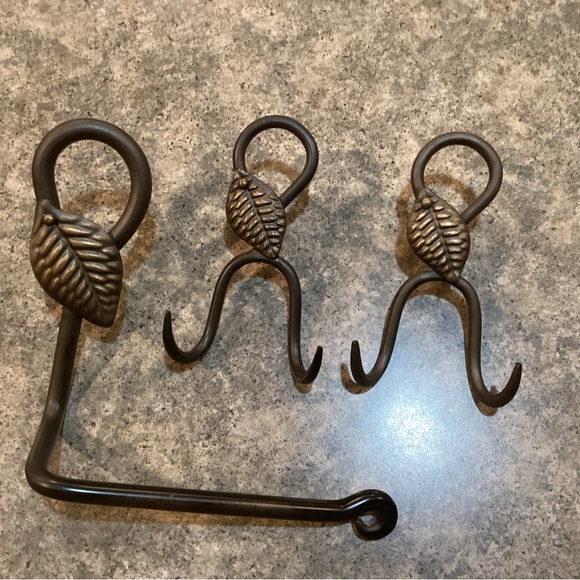 Toilet paper holder & two hooks - Picture 1 of 4